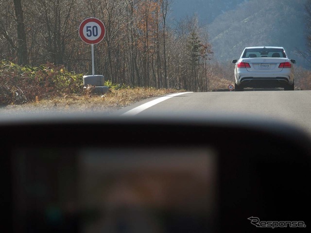 標識を自動的に認識して車速を自動調整した