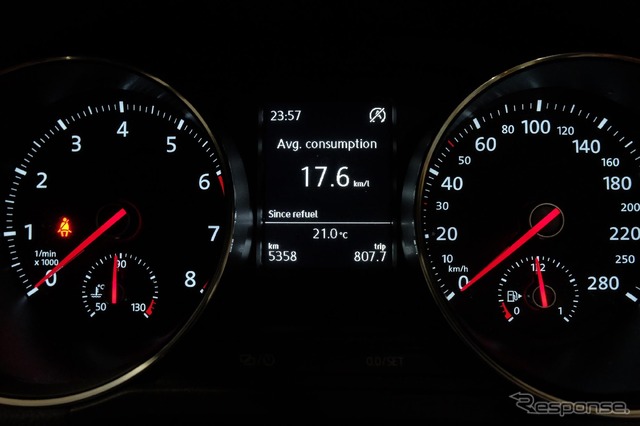 807.7kmを走行後の燃費計表示は17.6km/リットル。満タン法燃費は17.8km/リットルだった。