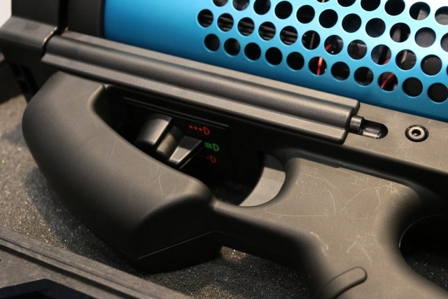 銃のようなルックスで、操作方法もそれに準じてトリガーやレバーを使って行う仕組み(撮影:防犯システム取材班)