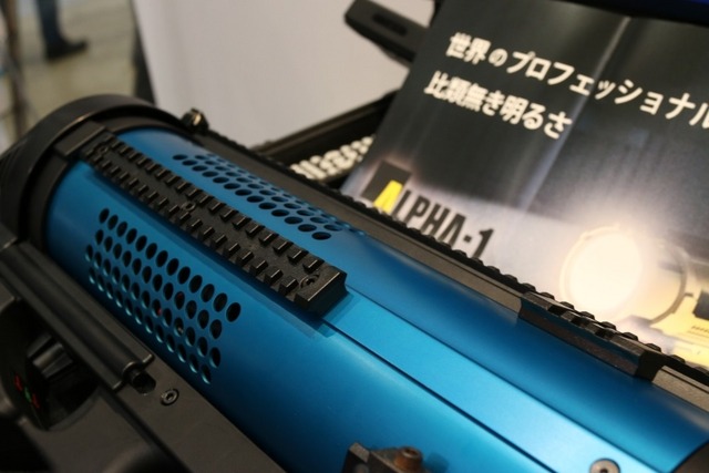 1.5km先などを照射する場合、肉眼では照射先の確認が難しいことからスコープなどを取り付けられる金属レイルを備えている(撮影:防犯システム取材班)
