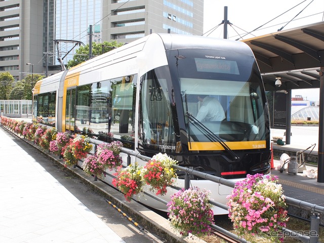 富山ライトレール富山港線の富山駅北停留場。富山駅高架下への乗り入れに伴い実質廃止される。