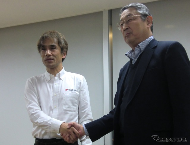 ヨコハマの秋山氏（左）と、SFのシリーズ運営団体JRPの白井裕社長。。