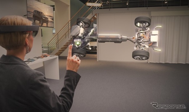 マイクロソフトのメガネ型ホログラムコンピュータ、「HoloLens」を使ったボルボカーズのデモンストレーション