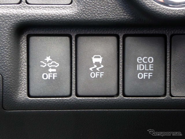 スマートアシストやトラクションコントロール類のスイッチは運転席右下にある