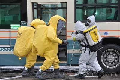 バスジャックによるサリン散布を想定した警視庁石神井署の国際テロ訓練(26日・練馬区)