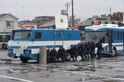 バスジャックによるサリン散布を想定した警視庁石神井署の国際テロ訓練(26日・練馬区)