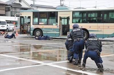 バスジャックによるサリン散布を想定した警視庁石神井署の国際テロ訓練(26日・練馬区)
