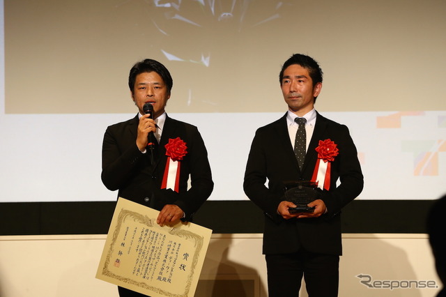 キャップスアソシエーションの成田裕一郎氏(写真左)。映文連アワード表彰式にて。