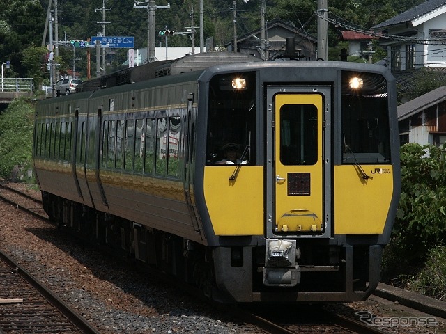 JR西日本線内では特急も利用できる。写真は特急『スーパーまつかぜ』。