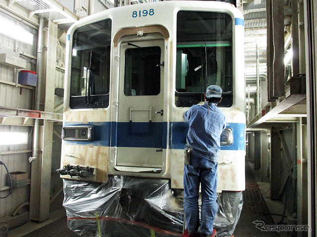 「フライング東上号」カラー編成、塗装変更中［写真蔵］