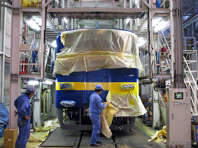 「フライング東上号」カラー編成、塗装変更中［写真蔵］