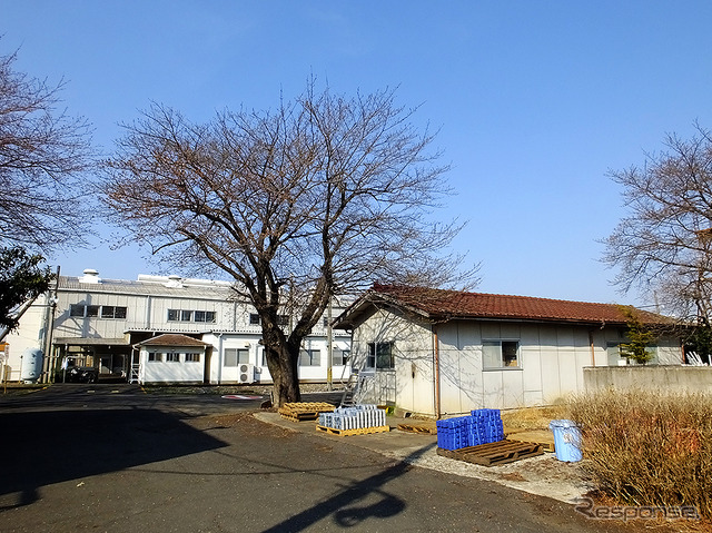 「フライング東上号」カラー編成、塗装変更中［写真蔵］