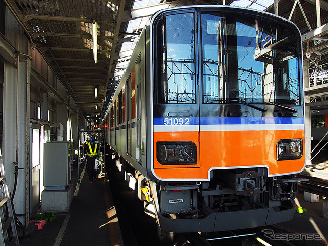 「フライング東上号」カラー編成、塗装変更中［写真蔵］