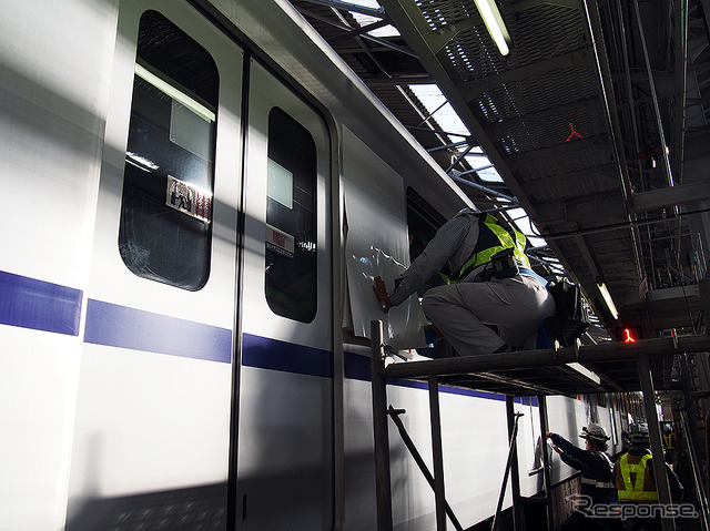 「フライング東上号」カラー編成、塗装変更中［写真蔵］