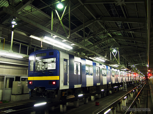 「フライング東上号」カラー編成、塗装変更中［写真蔵］