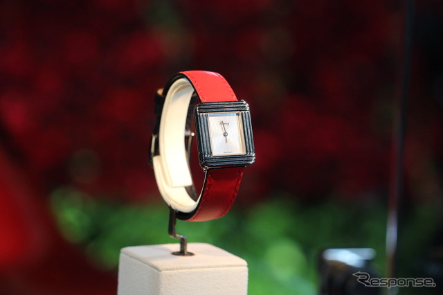購入者には、コスモスルージュのストラップを採用したポアレの腕時計「マ・プルミエ」（コラボ限定モデル）がプレゼントされる