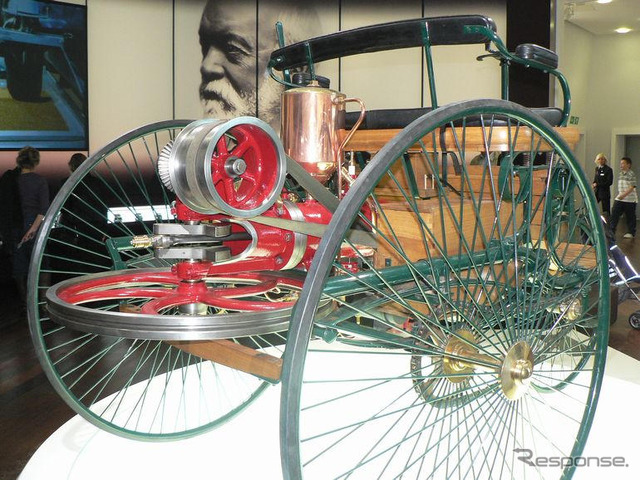 メルセデスベンツ ワールド…1886年から120年