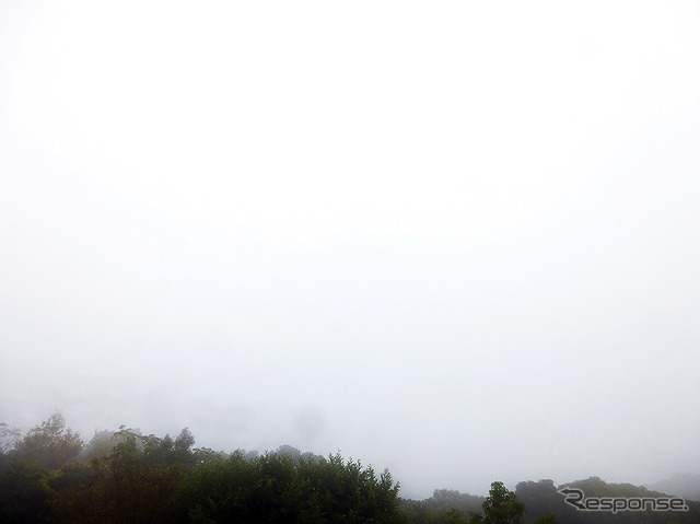 晴れていれば九十九島の島々や先ほどいた佐世保港などが一望できる壮観な風景が広がるはずの、弓張岳展望台。見事なホワイトアウト状態。「見えるぞ、私にも佐世保が見える!」(SASEBOクルーズバス『海風』乗客)