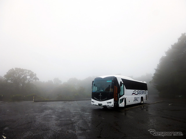 「SASEBOクルーズバス『海風』」の乗客たちは傘の下で「高級車のCMみたいでいいね」と