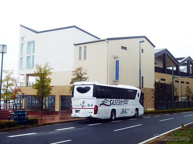 佐世保駅みなと口で乗客を待つ「SASEBOクルーズバス『海風』」