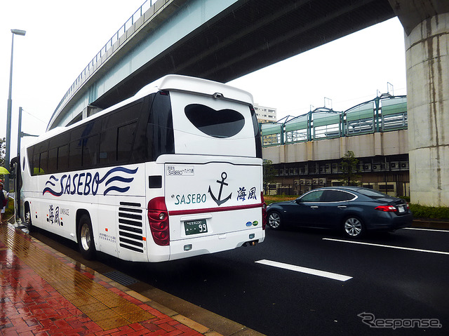 佐世保駅みなと口で乗客を待つ「SASEBOクルーズバス『海風』」