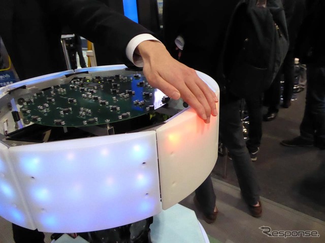 ロボットに触ったりすると、LEDが赤くなって動きを止める仕組みだ