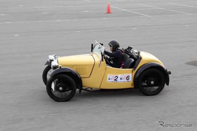 Best of SHCCに輝いたオースティン 7ニッピーを駆る大学生の女性