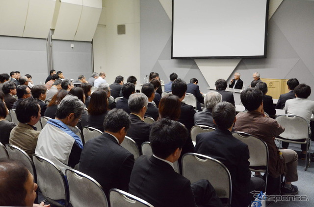 トークセッション風景。会場は満席となった