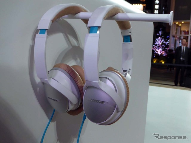 音を楽しむためにボーズ製ノイズキャンセルヘッドホンが用意された