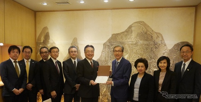 ブリヂストン 津谷正明CEO兼会長(左から6人目)、ソムキット・チャトゥシピタック タイ副首相(右から4人目)