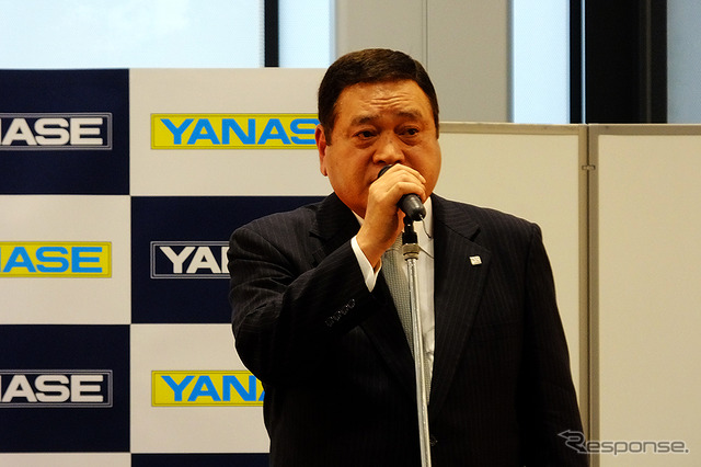 2015年ヤナセ・ジャイアンツMVP賞贈呈式に登壇したヤナセ井出健義社長(東京、12月3日)