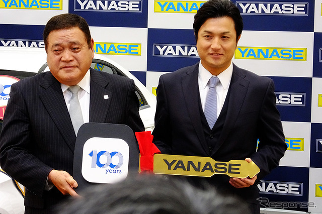 2015年ヤナセ・ジャイアンツMVP賞贈呈式に登場したヤナセ井出健義社長と高橋由伸新監督(東京、12月3日)