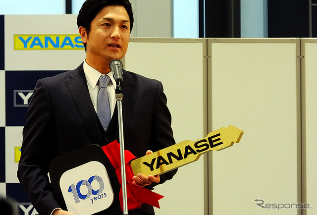 2015年ヤナセ・ジャイアンツMVP賞に選ばれた高橋由伸新監督(東京、12月3日)