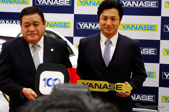 2015年ヤナセ・ジャイアンツMVP賞贈呈式に登壇したヤナセ井出健義社長と高橋由伸新監督(東京、12月3日)