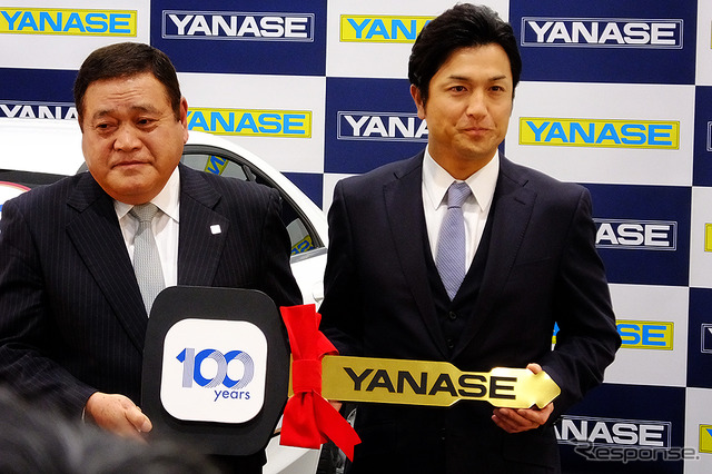 2015年ヤナセ・ジャイアンツMVP賞贈呈式に登壇したヤナセ井出健義社長と高橋由伸新監督(東京、12月3日)