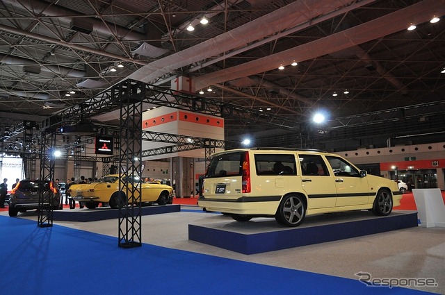 ボルボ 850 T-5R エステート(右)とP1800(1800E)(大阪モーターショー15)