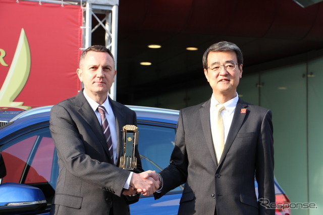 BMWジャパン、ペーター・クロンシュナーブル社長(左)