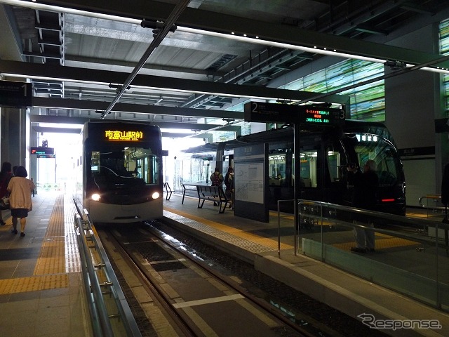 今年3月に開業した富山軌道線の富山駅停留場。この写真の背後に富山港線の富山駅停留場が整備され、富山港線と富山軌道線の直通運行が図られる。