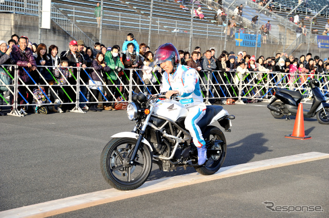 一本橋に挑戦する小暮選手