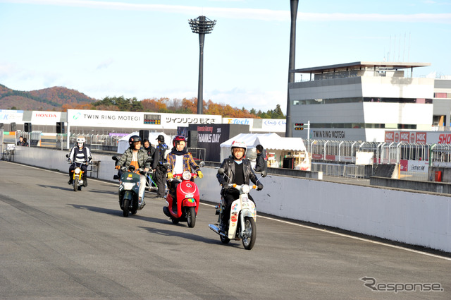 ホンダレーシングサンクスデーに登場したゴールデンボンバー