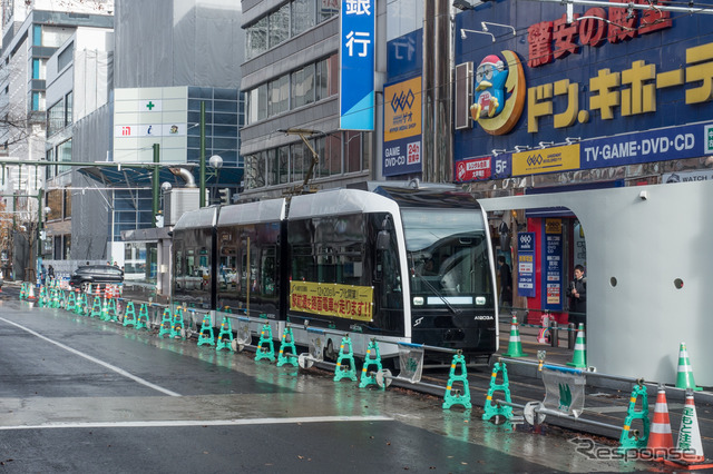新線は12月20日に開業する予定。写真は新線の途中に設けられる狸小路停留場。A1200形電車の訓練車が停車している。