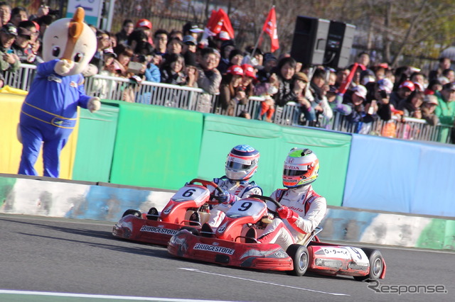 終盤は佐藤琢磨とオリバー・ターベイのトップ争いが白熱
