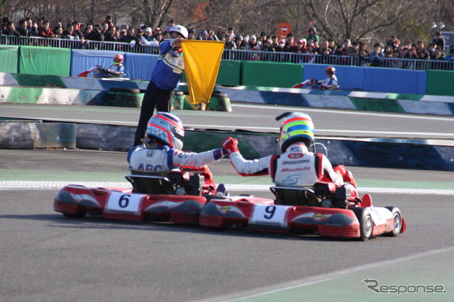 レース後、健闘をたたえる2人