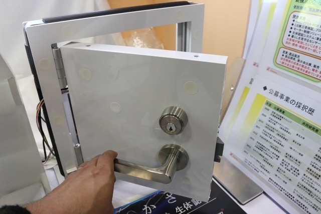 会場では「HAND PASSPORT」の認証とドアのカギを連動させて、解錠をするというデモ展示を行っていた(撮影:防犯システム取材班)