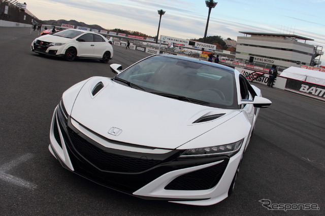 ファンの前で初走行を披露した新『NSX』市販モデル