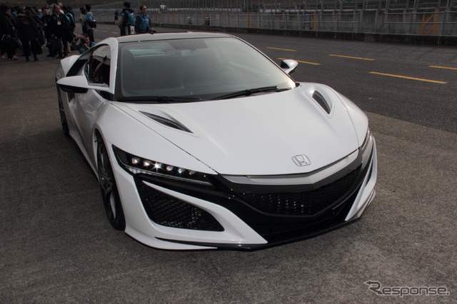 ファンの前で初走行を披露した新『NSX』市販モデル