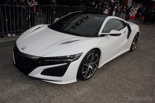 ファンの前で初走行を披露した新『NSX』市販モデル