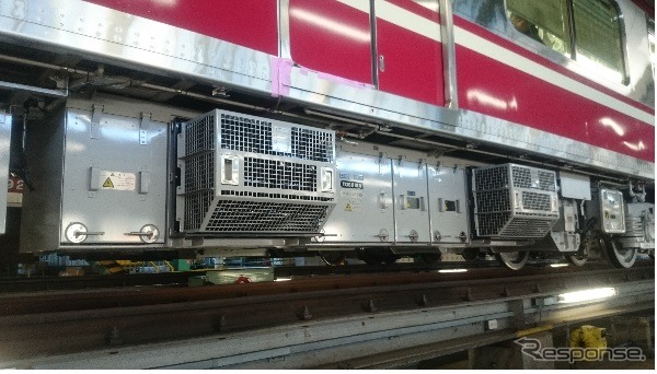 新1000形に搭載された4in1インバーター装置（床下）。