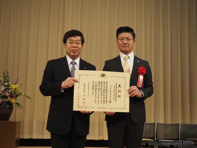 ファインモータースクール 臼田和弘代表（右）と平口洋環境副大臣