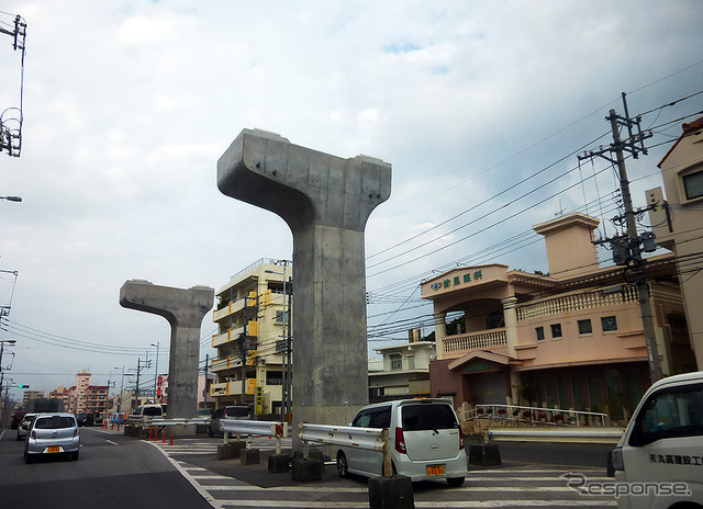 市道石嶺線ではモノレール支柱が連続して建ち並んでいた